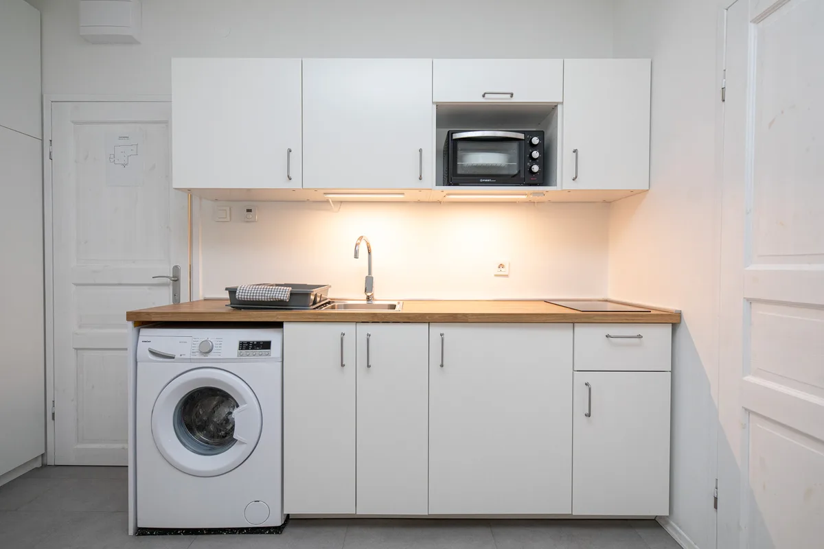 Kitchenette with a two-zone hob and a small built-in oven in Woody 2 studio apartment, Zagreb